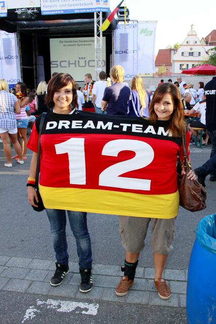 Mit einem Trikot in XXXXXXXXXXL fanden sich diese beiden Fans auf dem Marktplatz ein