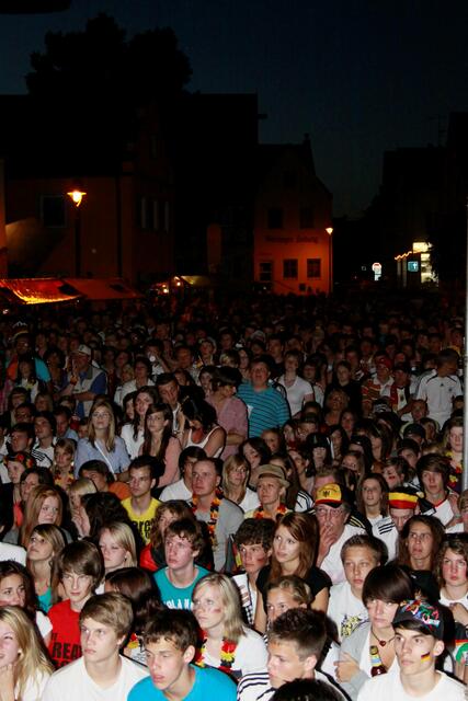 Fast schon romantisch die Stimmung auf dem Wertinger Marktplatz