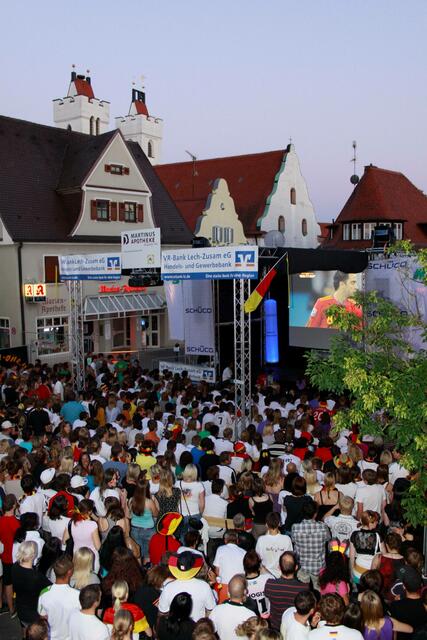 Am Fuße der St. Martin-Kirche herrschte Fußballfieber