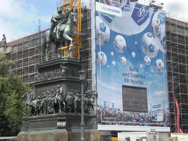 Überall Großbildschirme wegen der Fußball-WM
