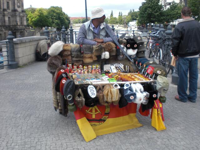 Verkaufsstand vor dem DDR-Museum