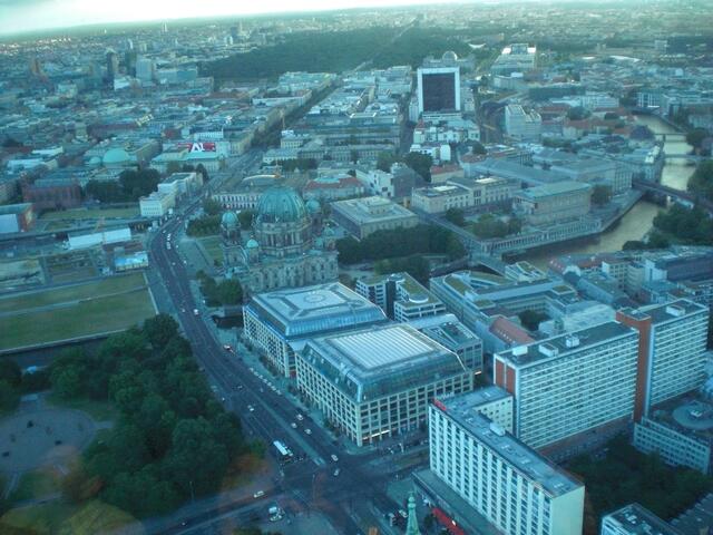 Das Reichstagsgebäude hinter dem Opel-Haus (schwarzer Kasten mit weißem Rand).