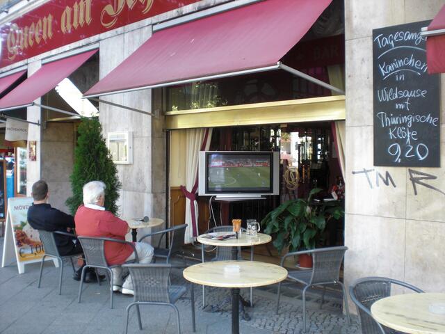 An jeder Ecke: Fernseher mit den Fußball-WM-Spielen