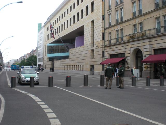 Die Botschaft Großbritanniens. Dieses Stückchen Bundesstraße (!) ist seit 2003 gesperrt, das Gebäude wird seitdem ununterbrochen und rund um die Uhr bewacht (bezahlt vom deutschen Steuerzahler).
