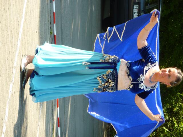 Die Sonne ist grell und blendet. Shantis Kampf mit dem Wind beginnt.