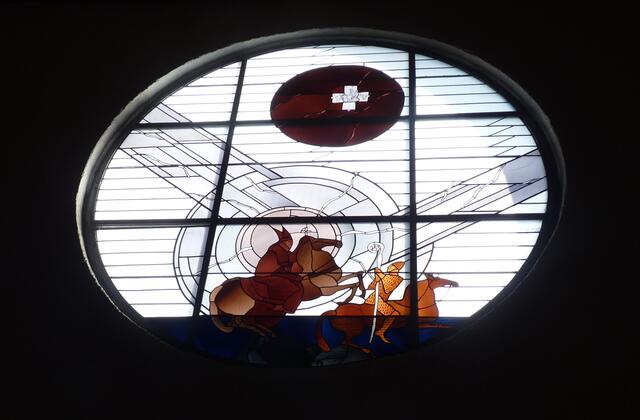 Ein Glasfenster in dieser Kirche