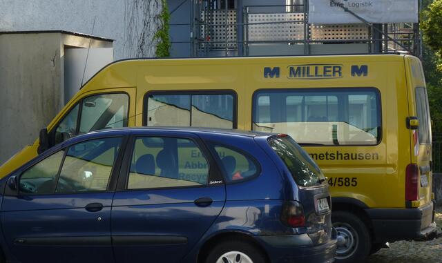 Der gelbe Begleitbus
