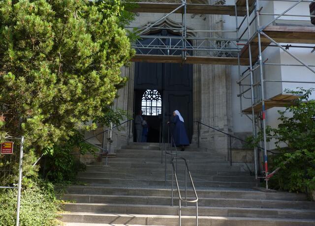Das Südportal der Ulrichsbasilika, eingerüstet