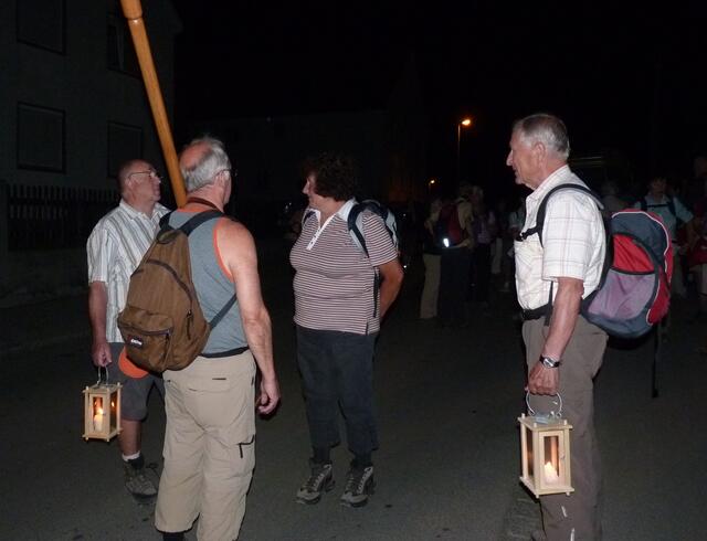 Die Pilger wechsel sich ab, die Laternen zu tragen