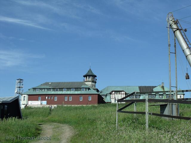 Das alte Hotel mit Aussichtsturm, derzeit eine Baustelle.
