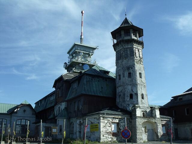 Das alte Hotel mit Aussichtsturm, derzeit eine Baustelle.