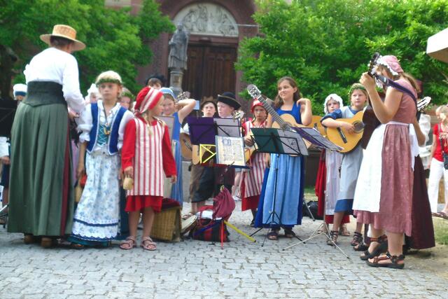 Der Kirchplatz ist hier eine perfekte Bühne
