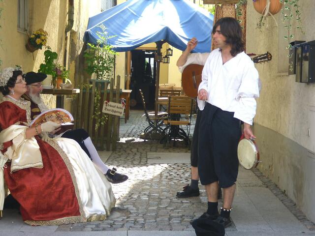 Ein Troubadour erfreut die vornehme Herrschaft