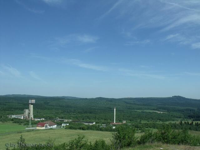 Auf dem Mednik. Blick auf das stillgelegte Bergwerk von Medenec.