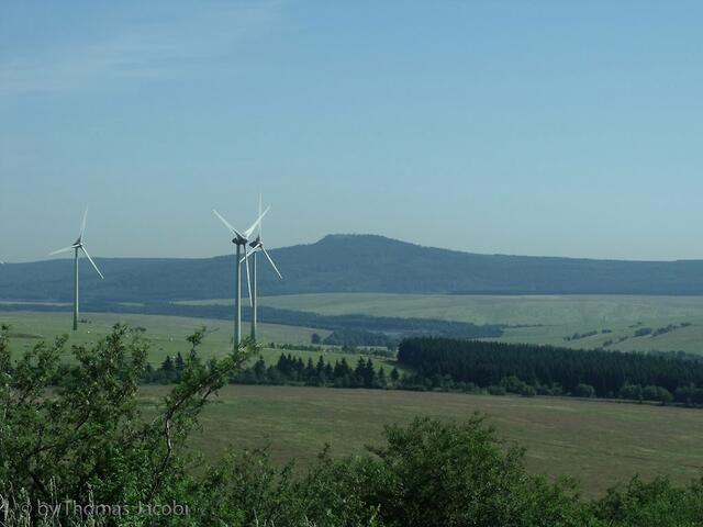 Auf dem Mednik. Blick in Richtung Jeleni Jora (Haßberg), davor die Preßnitz-Talsperre.