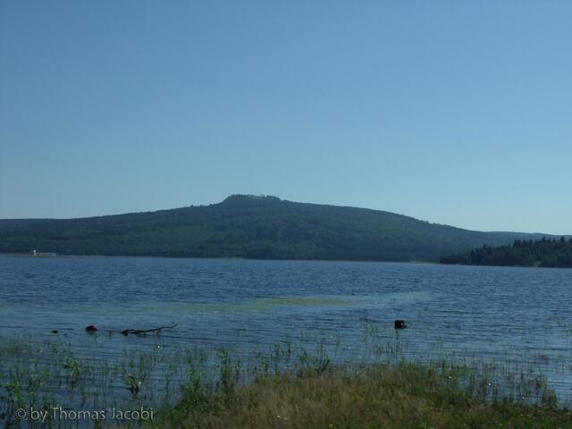 Blick über die Preßnitz-Talsperre (Vodni Nadrz Prisecnice) zum Haßberg (Jeleni Hora).