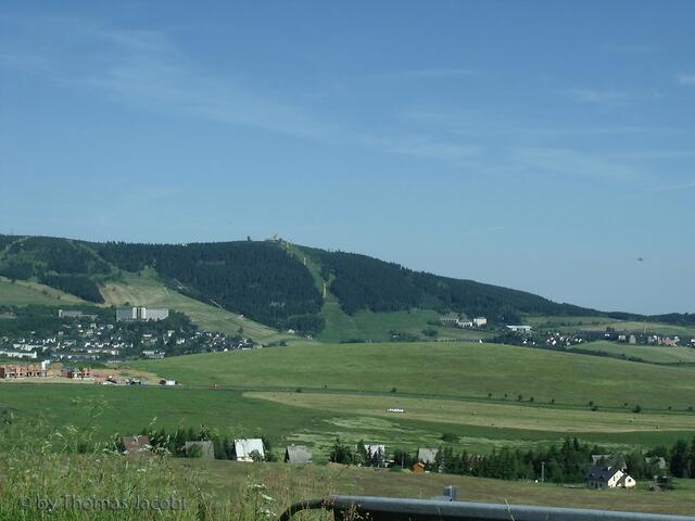 Auf dem Weg vom Klinovec nach Medenec: Blick zum Fichtelberg.
