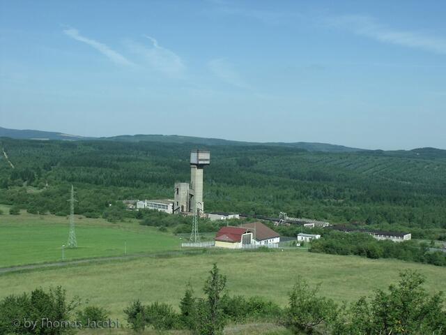 Auf dem Mednik. Blick auf das stillgelegte Bergwerk von Medenec.