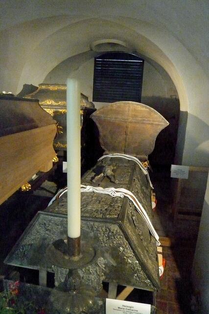Der Sarg der Herzogin Marie Catharine. Zwei bis drei wiederhergestellte Särge sollen jährlich bis 2013 in diese Fürstengruft zurückkehren.