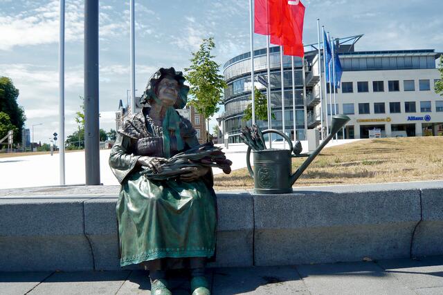 Im Juni 2010 wurde das Denkmal am südlichen Ufer des Burgsees enthüllt.