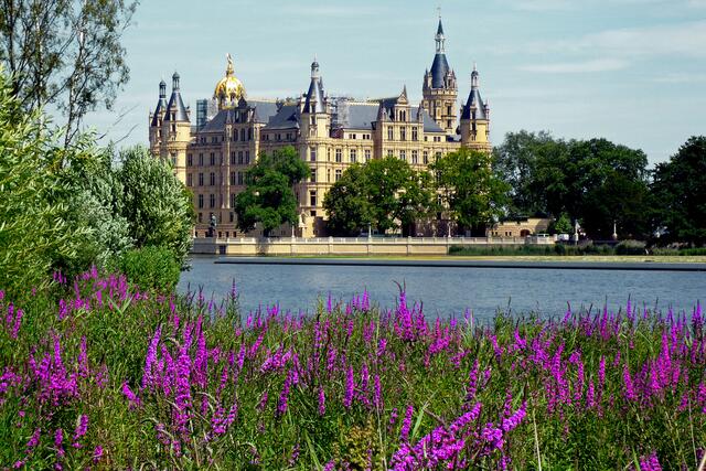 Von ihrem Platz hat die "bronzene Bertha Klingberg" diesen herrlichen Blick auf das Schweriner Schloss.
