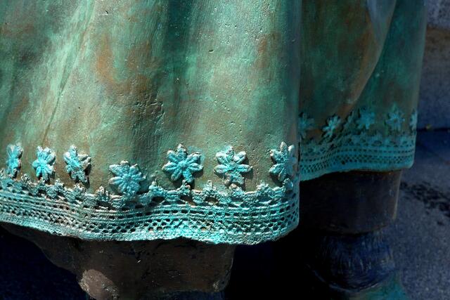 Typisch für die Rehnaer Tracht - der Rock mit einem Brokatband besetzt