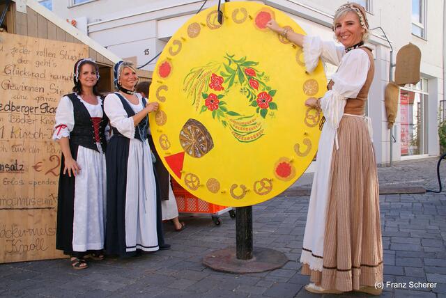 Friedberger Zeit 2010: Simone, Michi und Claudia drehen am Glücksrad beim Bäcker Knoll
