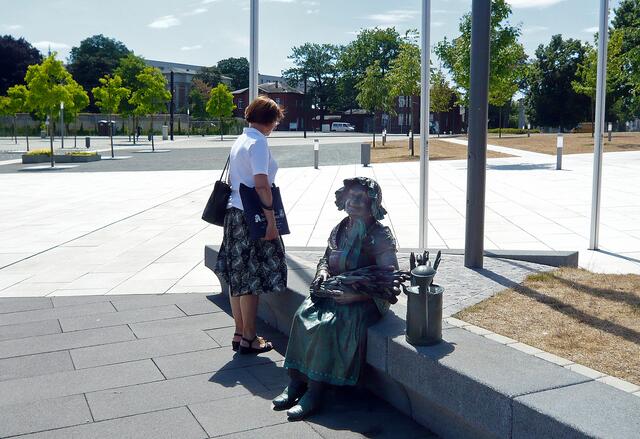 Viele Schweriner erinnern sich daran, dass Bertha Klingberg 1990 - mittlerweile 92jährig - auf der Straße rund 17.000 Unterschriften für Schwerin als Landeshauptstadt sammelte.