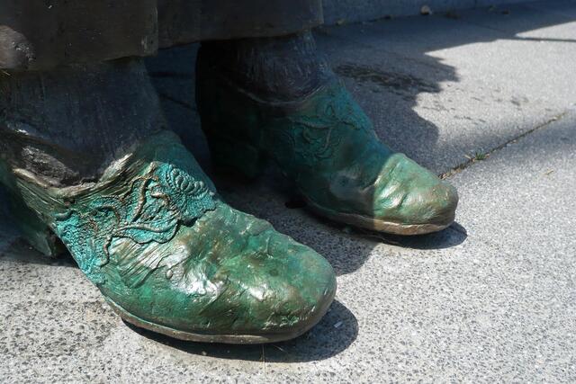 Erstaunlich, dass der Bildhauer Bernd Streiter die Einzelheiten der Bronzeskulptur so präzise darstellte.