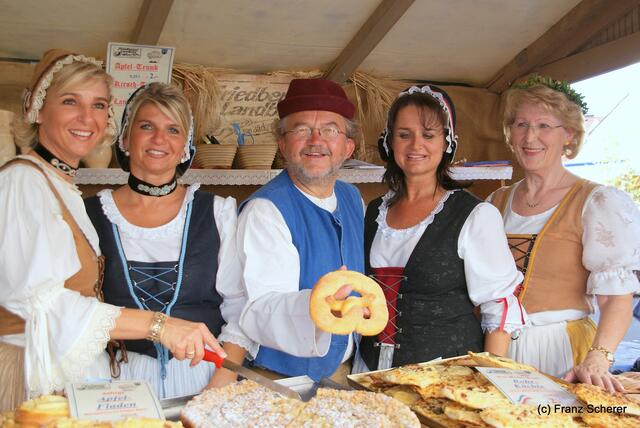 Friedberger Zeit 2010: Beim Stand von Bäcker Knoll bekommen Claudia, Michi und Simone richtig Appetit