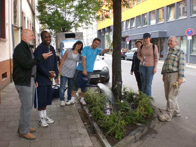 Nach getaner Arbeit gibts für das frisch gepflanzten Grün in der Hermann-Steinhäuser-Straße in Offenbach noch eine kühle Dusche.