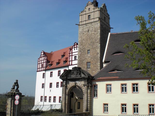 Eingang zum Schloss mit Blauem Turm