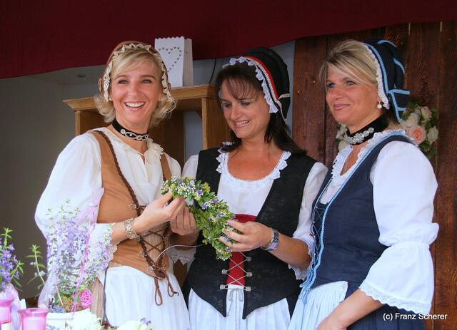 Friedberger Zeit 2010: Claudia, Simone und Michi bei der Auswahl einer neuen Kopfzierde bei Blumen Eichele