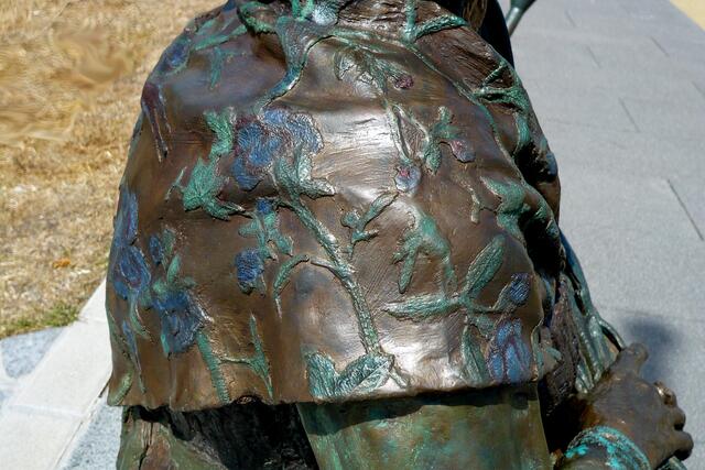 In ihrer Mecklenburger Tracht (genau: in der Rehnaer Tracht - Rehna, eine Kleinstadt zwischen Schwerin und Lübeck) verkaufte Bertha Klingberg nach dem Zweiten Weltkrieg Blumen aus ihrem Hausgarten.