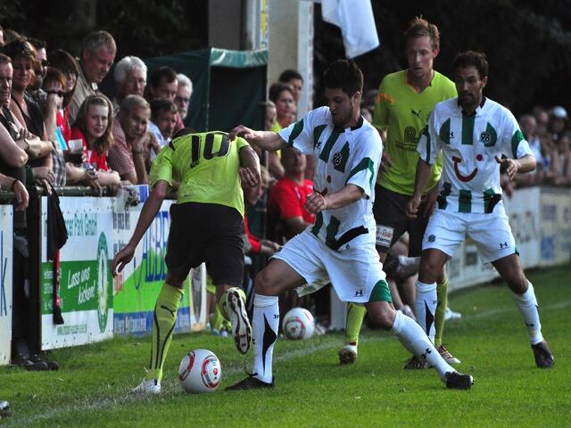 Der Kampf um den Ball wird auch beim Testspiel groß geschrieben.