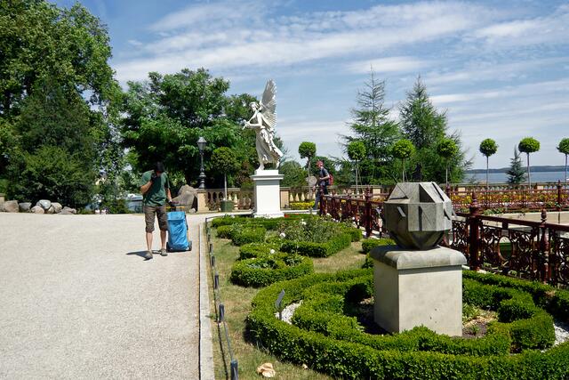 Auf einem Sockel steht vor dem Schweriner Schloss diese ungewöhnliche Sonnenuhr (im Hintergrund eine der beiden Skulpturen, der Viktorien.