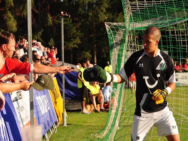 Fromlowitz bekommt eine Mütze vom Fan gegen die Hitze