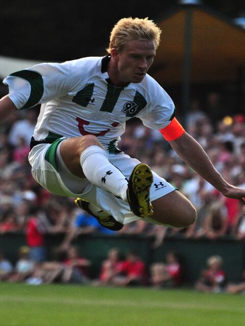 Mike Hanke beim Sprung