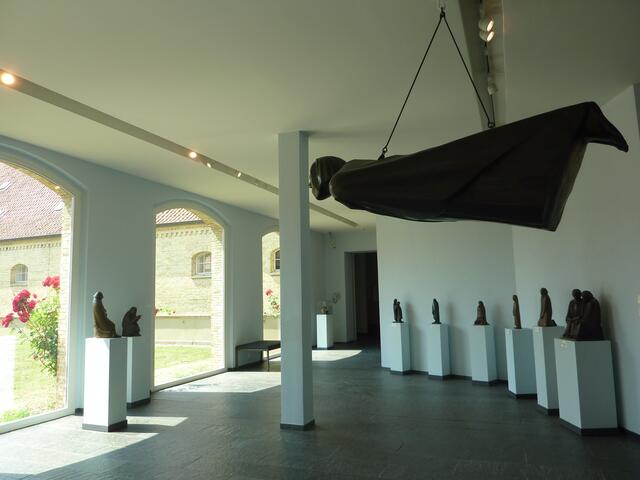 Ernst BARLACH: 1970-1938ronze-Guss 1927 "Schwebender" - Güstrower Ehrenmal; mit Käthe Kollwitz Gesichtszügen. Beim Besuch der E.H.-Schau zu sehen. a&s-Bild. Siehe Bilder-Ansichtskarten.