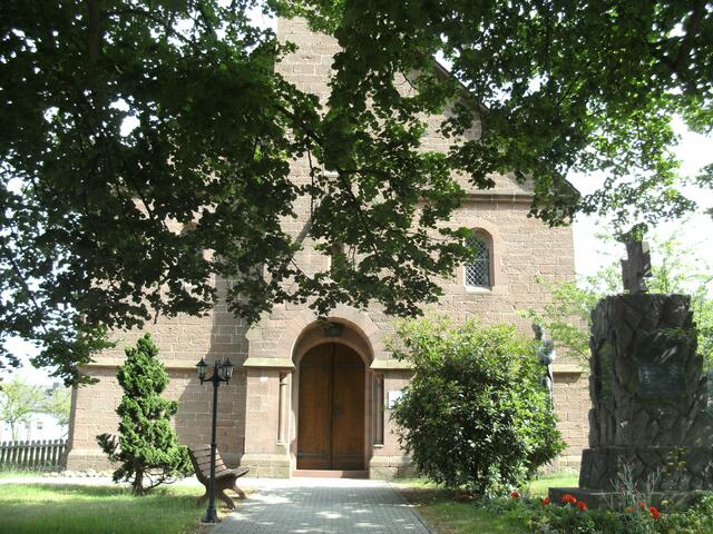 Kircheneingangsportal - sehenswerte Kirche und könnte in einem französischenPark stehen.