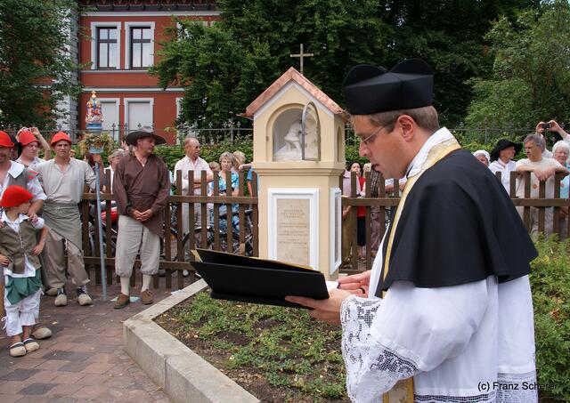 Friedberger Zeit 2010: Stadtpfarrer Markus Hau segnet den Bildstock mit dem ersten Kniefall