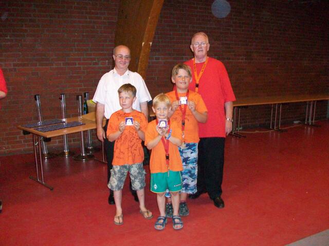 Die Ehrungen erfolgen durch den Landessportleiter Karl-Heinz Stuke (links)...