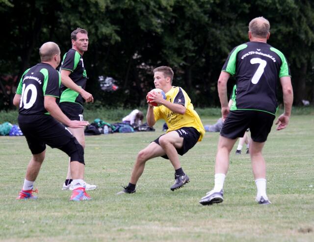 Fast von Spielern umzingelt