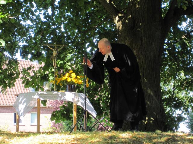 Mikrofon-Begutachtung vor Beginn des Gottesdienstes