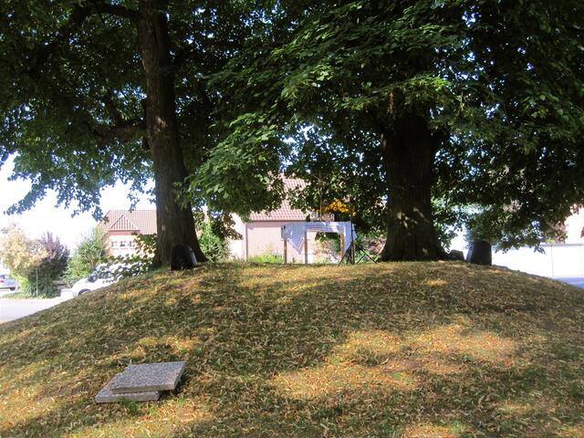 Der Hügel auf dem Lindenplatz mit provisorischem Altar
