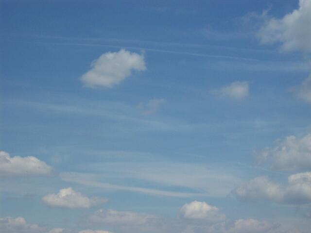 Eichenau, 25.7.10, 14:30 Uhr, Chemtrails und Schlieren