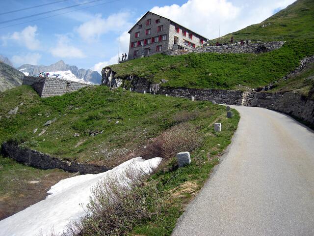 Auch im Sommer liegen noch dicke Schneeschichten beim Berghaus Oberaar herum.