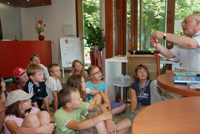Helmut Glatz (rechts) nahm die Kinder mit auf eine kurzweilige Lese-Reise.