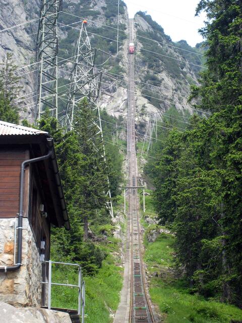106 Prozent Steigung und somit steilste Standseilbahn Europas: die Gelmerbahn zur Gelmersee-Talsperre