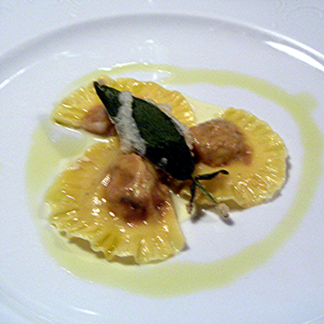 Hausgemachte Ravioli mit Hummerfüllung